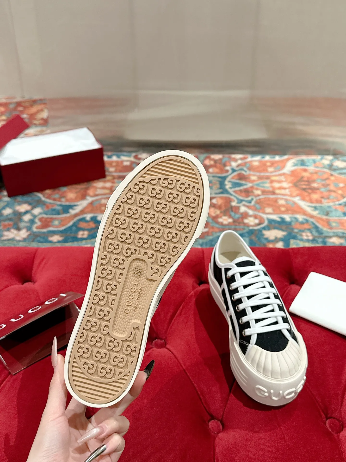 👟👟Ex-factory price 520👟👟 Women's models are new🆕 Arrival Gucci tennis 1977 classic Loft series canvas shoes... 2025 hot recommended model, G+1977×Disney cooperation series... GG canvas is made of finished products and incorporates brand elements. The retro style is rich, the classics and feelings are perfect for recall! Each color fabric developed by the original version is customized by the original version, and we pursue the ultimate in large-scale products! Market-level top version ⚠ Fabric: Customized GG cloth electric embroidery/5D washed distressed canvas Lining: Customized terry cloth lining (the feet are fitted and cannot be disassembled) Outsole: Original molded TPU two-color outsole Size: 35-40 (41 customized)